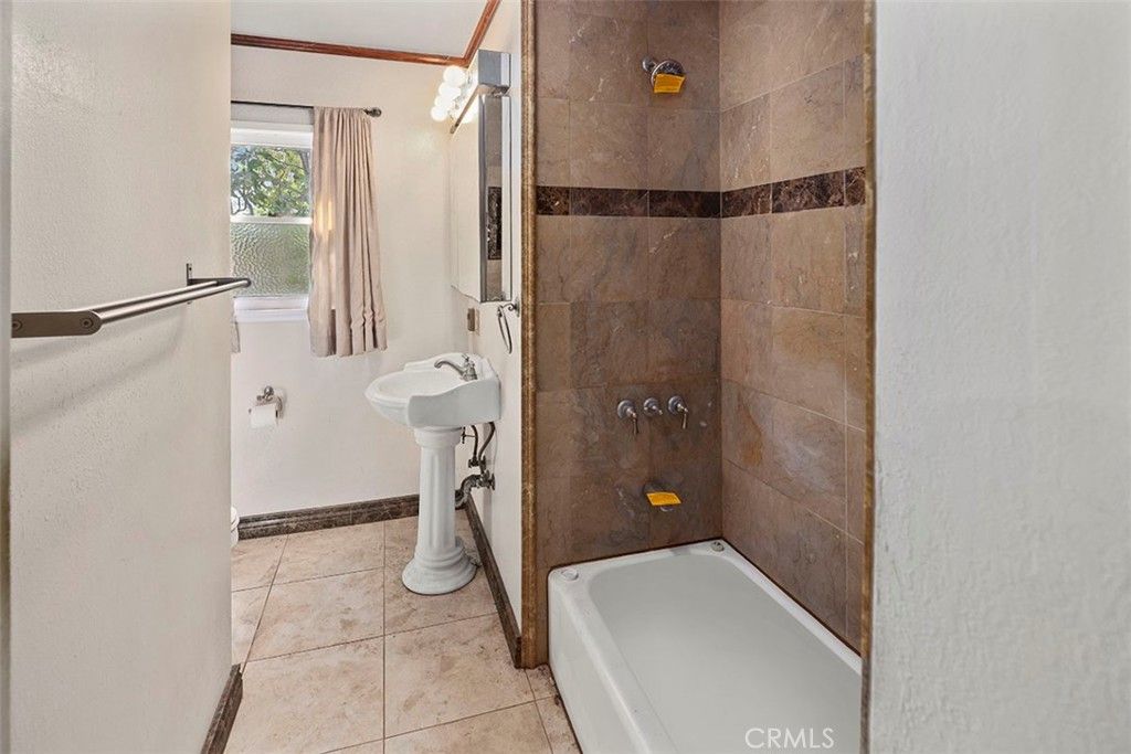 listing image 130720544080722562457