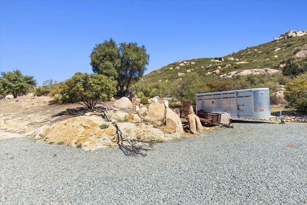 listing image 130727500959831471735