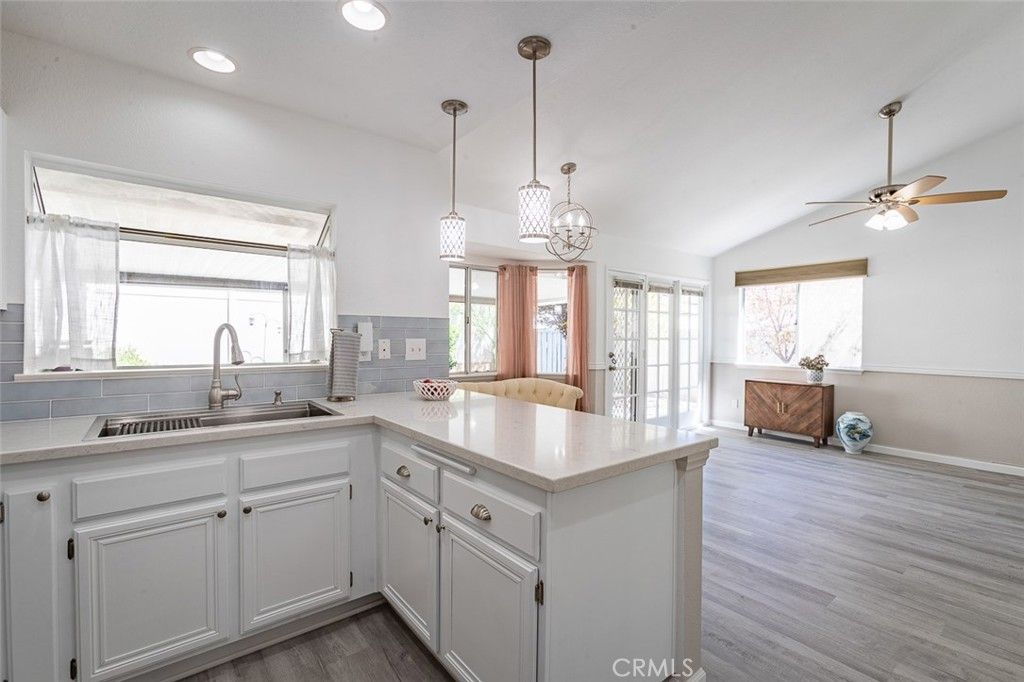 listing image 130724780616953257705