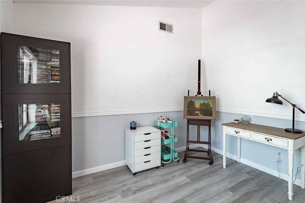 listing image 130725129369457276403
