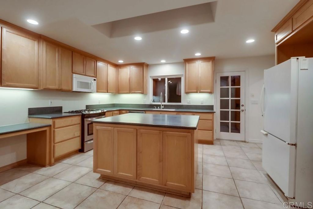 listing image 130723675470638126431