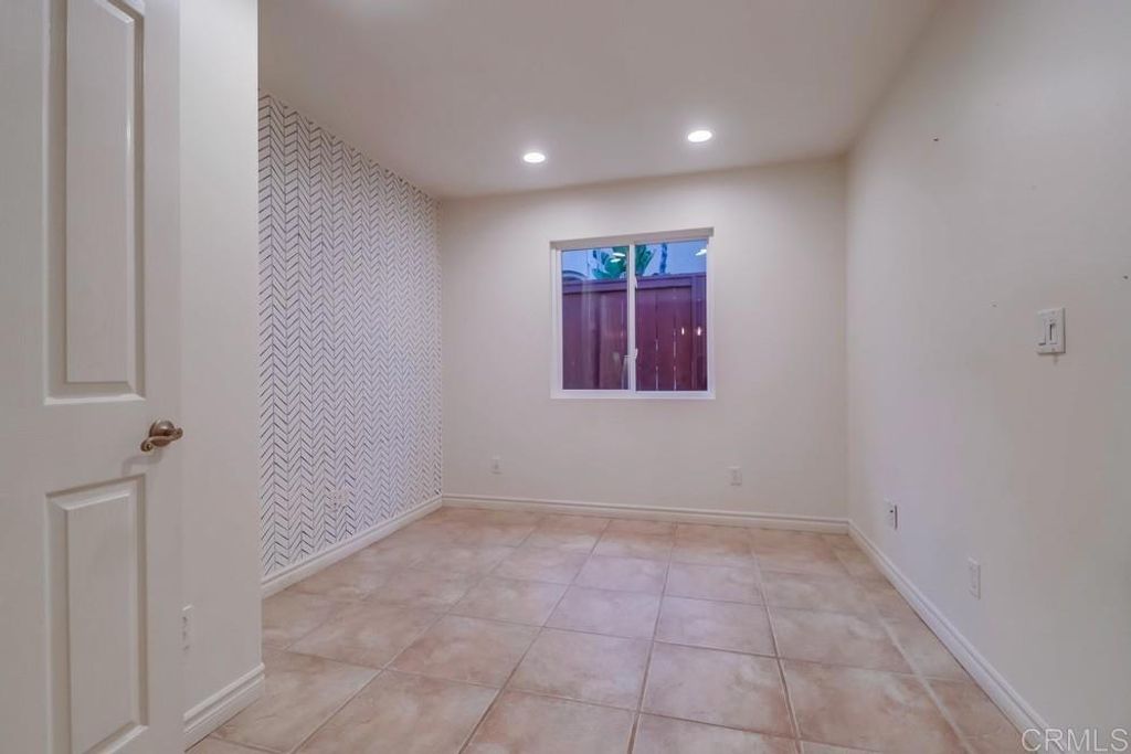 listing image 130726522020536683534