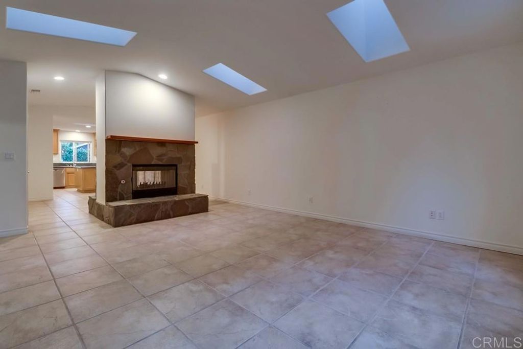 listing image 130729835252335844441