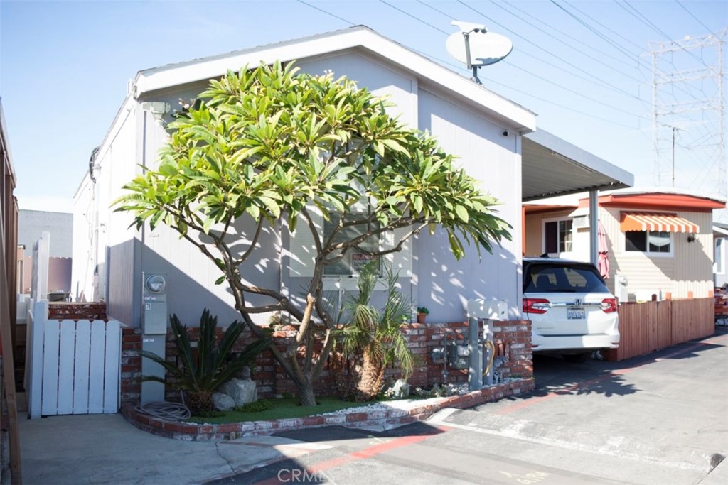 Single wide 2beds, 1bath, 3 cars parking. Low space rent $750. Almost like new home. Family community.