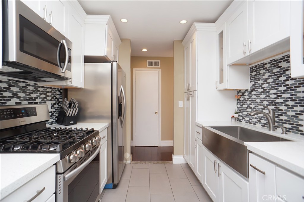 Completely updated and beautifully remodeled end unit condominium in the City of Orange! This gorgeous 2 bedroom 2 bathroom
home was fully remodeled with new flooring, kitchen and bathroom cabinets with quartz countertops, recessed lighting, designer
paint and more! The lovely custom kitchen offers new white cabinets with glass doors, stainless steel appliances, and a stunning
backsplash. The bedrooms offer generous closet space and both bathrooms are renovated with new Italian porcelain tile, light
fixtures, fan vents and new toilets. The Unit is conveniently close to all of the amenities that the condominium has to offer and is one
of the few that offer a 1 car garage and 2 assigned parking spaces. Perfect location to live in Orange as it's just minutes from the Old Town Orange Plaza, Main Place Mall, The Outlet of Orange, and UCI Medical Center. Easy access to the 5, 22, 57,
55, and 91 freeways.