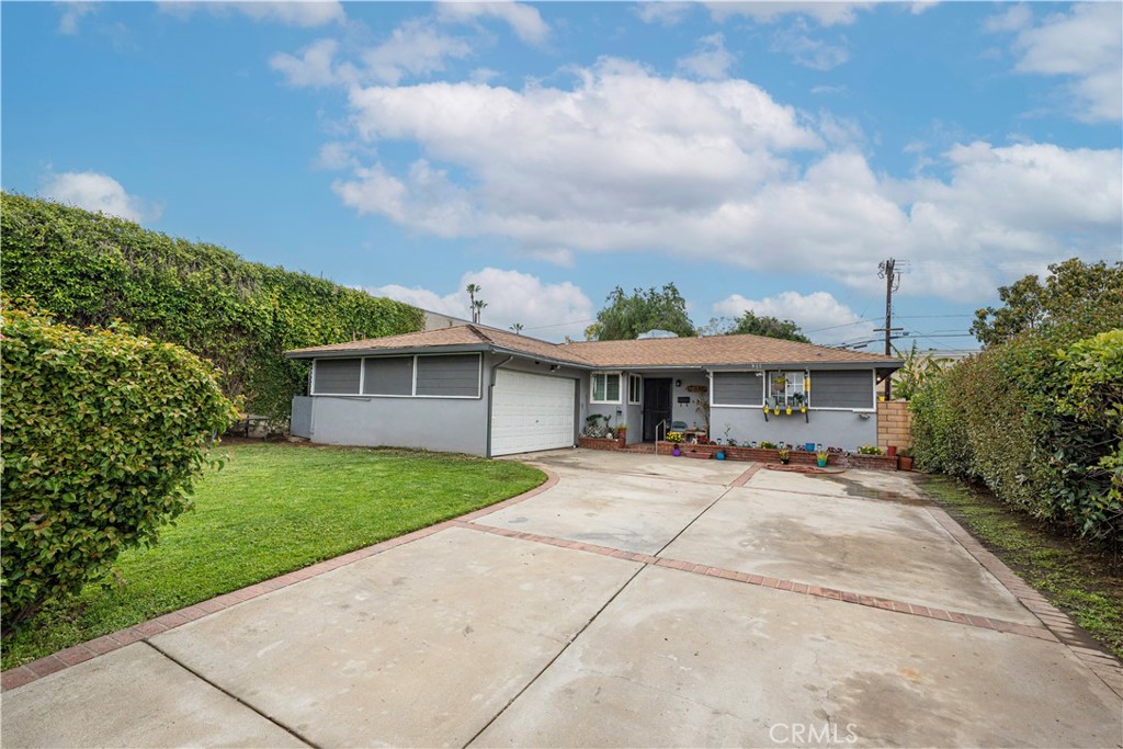 915 E Hollyvale Street