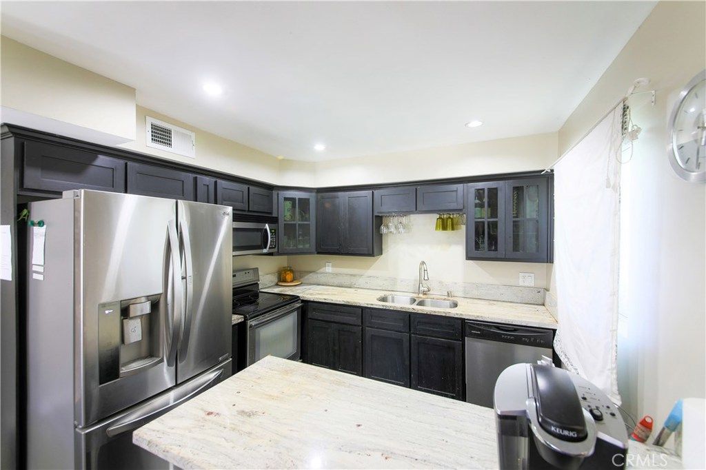 listing image 130727606799981802379