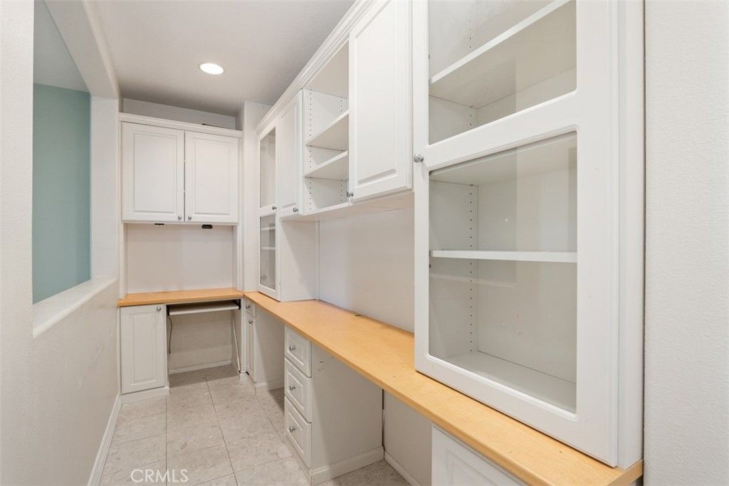 listing image 130720632243760324258