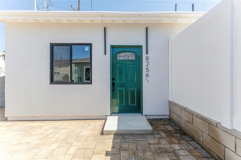 8256 1/2 Vantage Avenue