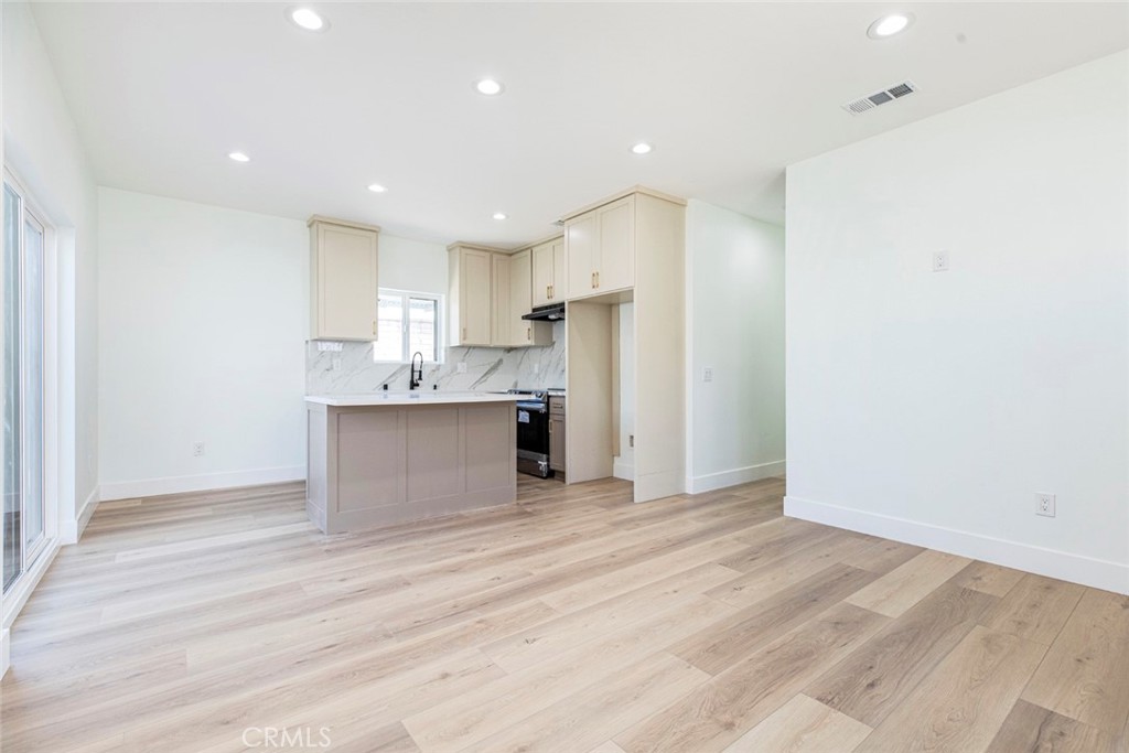 8256 1/2 Vantage Avenue