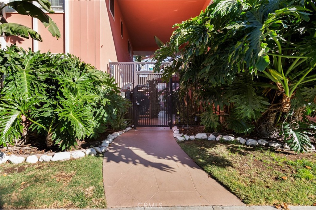 1023 E 1st Street 19