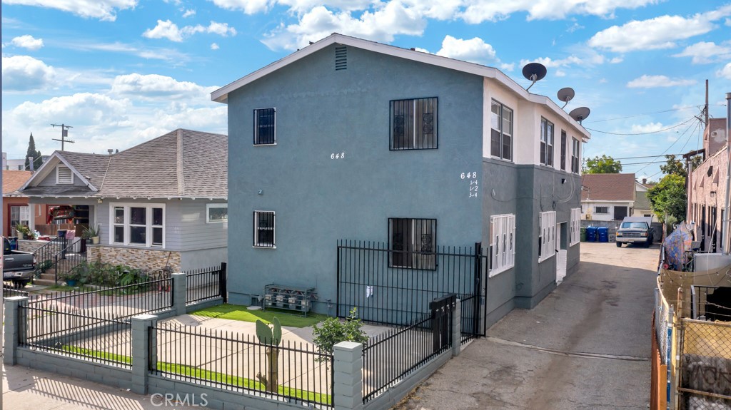 Main image without alt text