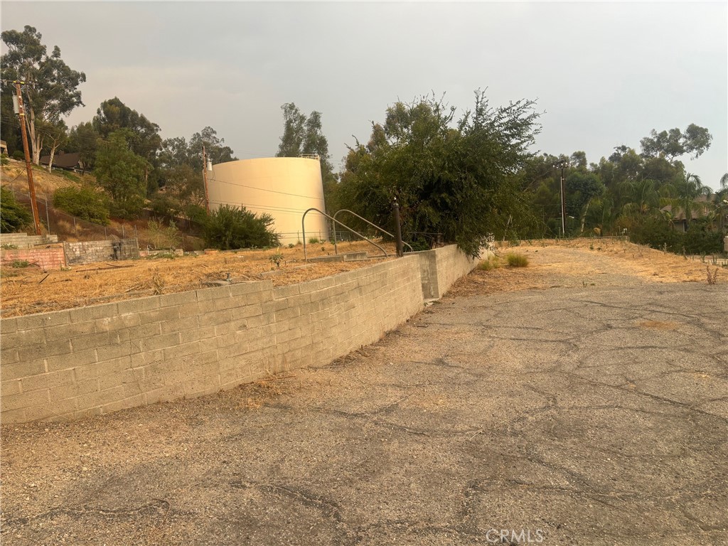 41,759 Sq. ft. of buildable vacant lot in a very exclusive San Bernardino mountains. This is one of the very few vacant lot left in the immediate arear. The lot offers a breathtaking view of the mountains, city and beyond. You will be impressed with the style and quality of the recently built home around this lot. All utilities are easily accessible