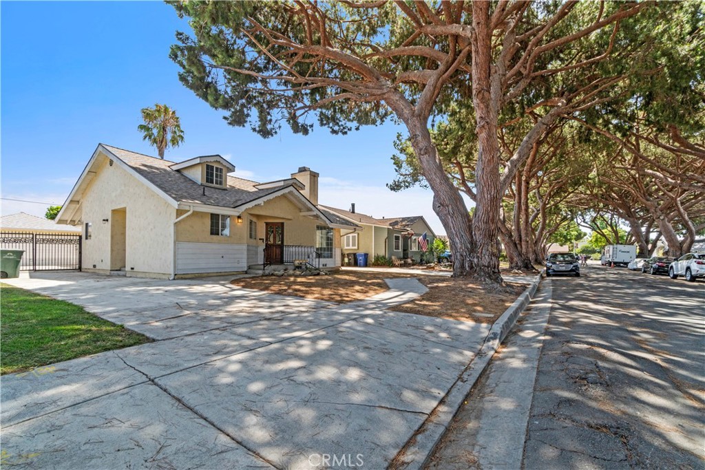 Photo 10 of 42 of 15528 Cordary Avenue house