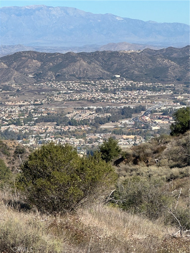 Gentle rolling 7.19 acres with big views of Murrieta, and located only 425 foot from Avenida LaCresta on Golden Arrow Court (cut-de-sac needs to be graded as it is not in yet). Utilities are in Avenida LaCresta. Parcel is a part of LaCresta Property Owners Association, which is an area of exceptional estate homes. Parcel is only about 5 miles from the 15 Freeway at Clinton Keith Road.