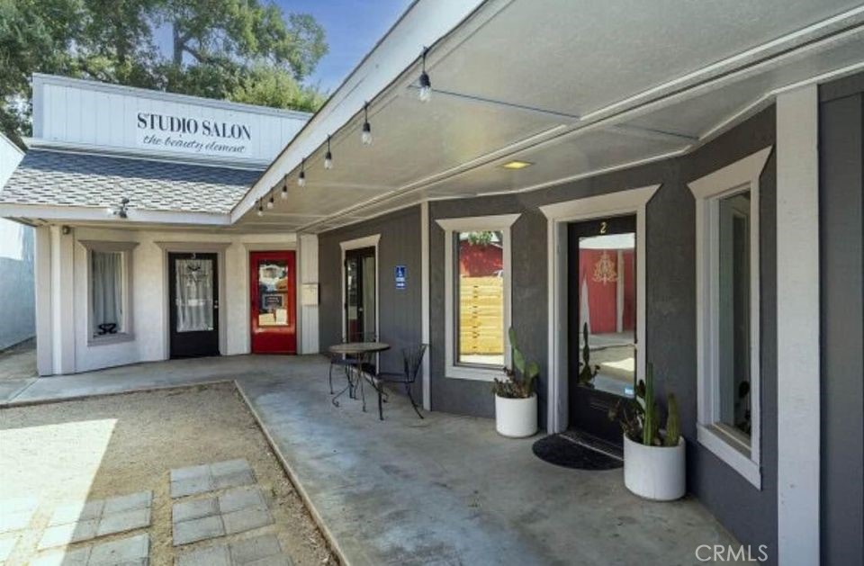Seize the opportunity to be a part of Templeton's dynamic landscape.Whether you're envisioning a wine-tasting escape or a stylish hair salon, this retail unit is the canvas for your retail dreams. The synergy of Templeton's medical and educational community awaits your unique business concept.