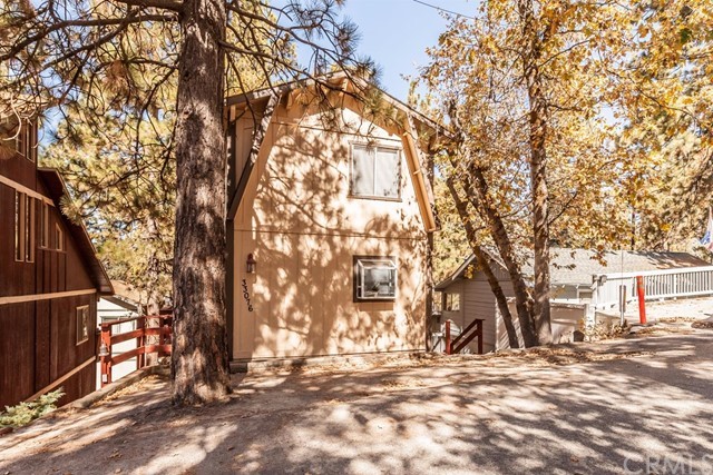 Adorable mountain home, close to ski resorts. Don't miss your chance to own a home in the mountains. New carpet, new stove, freshly painted deck! Move in ready.