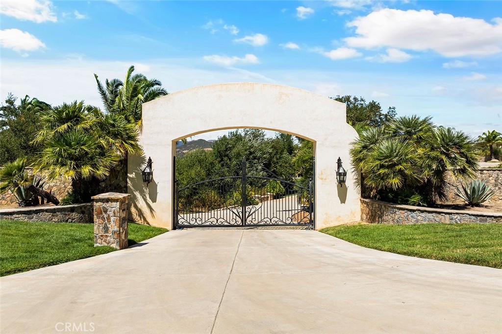 41290 Avenida Delores