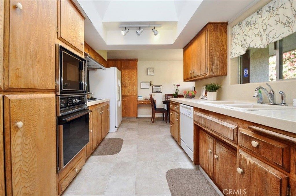 listing image 130722685222362425253