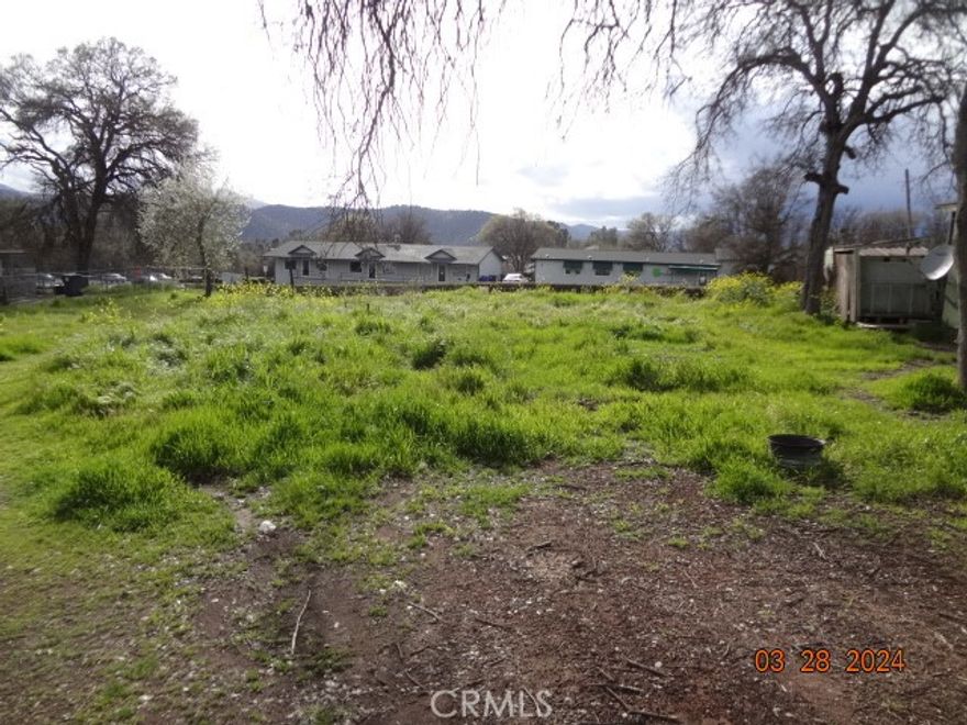 This mostly level lot on Oak has a sewer hook up and water meter so build your home or place your manufactured home on it, hook up and go!!  County records indicate lot is just over 5,000 sq ft.