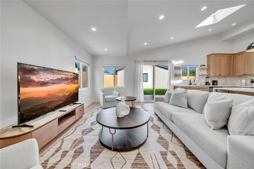 Properties 3 15333 Lemay Street