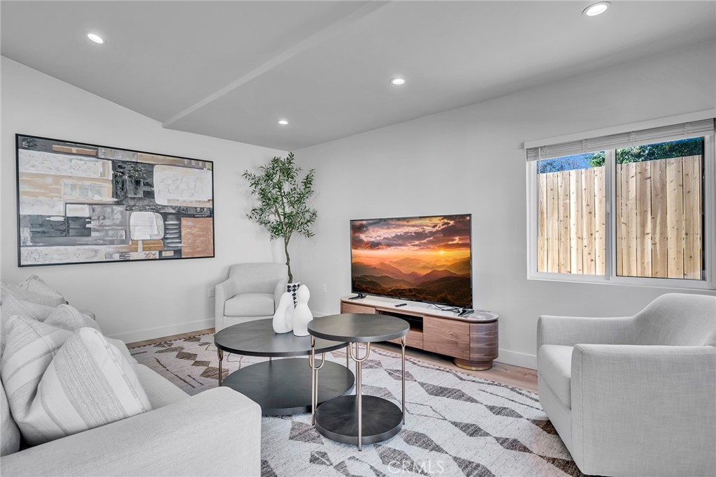 Properties 2 15333 Lemay Street