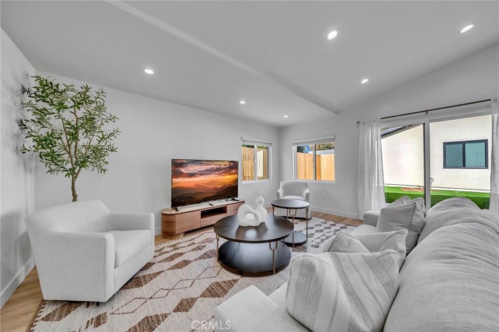 Properties 1 15333 Lemay Street