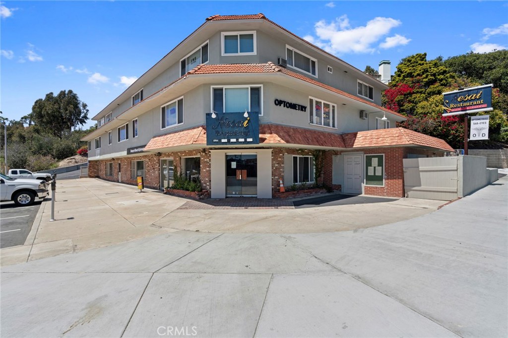 215 Riverside Avenue is an iconic freestanding Newport Beach office & commercial building located right in the heart of Newport Beach and the Mariner's Mile Revitalization Master plan, home to the most frequented and sought after amenities.
This unique property presents a value-add opportunity for:
*Creative Office Owner/Occupant
*Retail-Restaurant Owner/Occupant
*Real Estate Investor