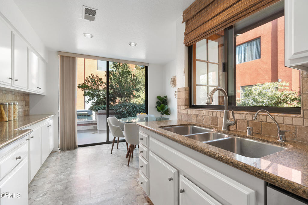 Photo 7 of 22 of 776 S Orange Grove Boulevard 12 townhome