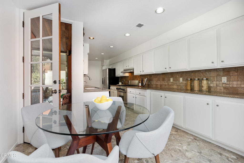 Photo 8 of 22 of 776 S Orange Grove Boulevard 12 townhome