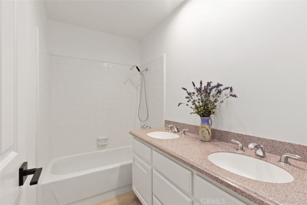 listing image 130726855888333643756