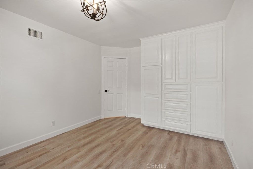 listing image 130726704708142801777