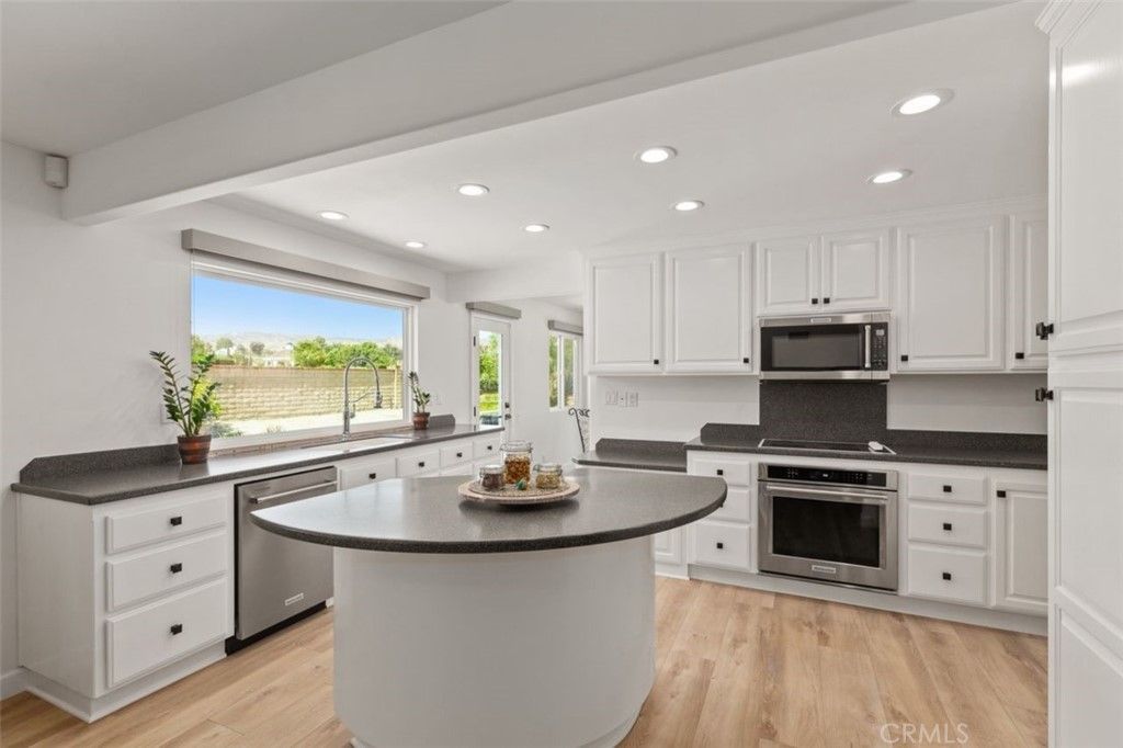 listing image 130724884916140930281