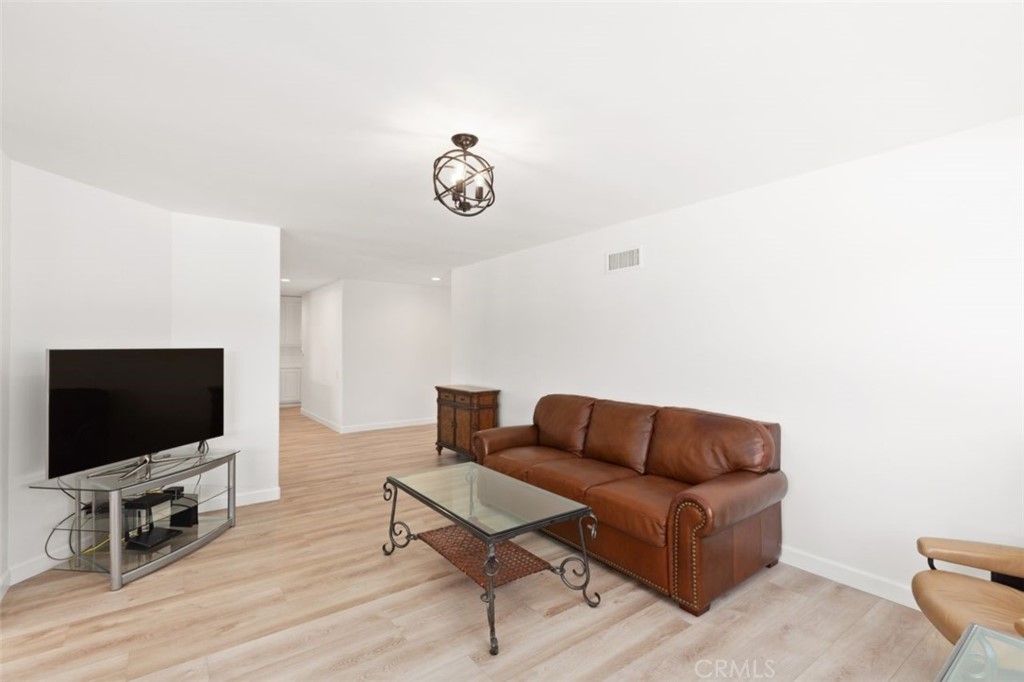 listing image 130721304241687132953