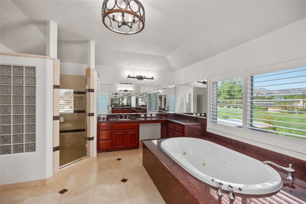 listing image 130726000985023878523