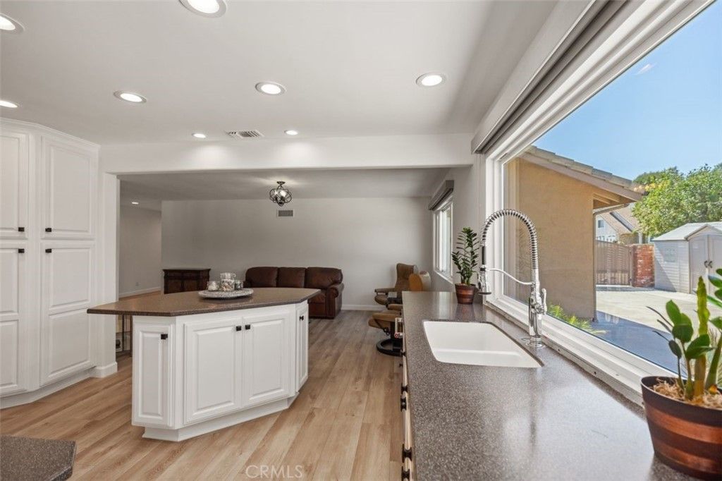 listing image 130720430260054672406