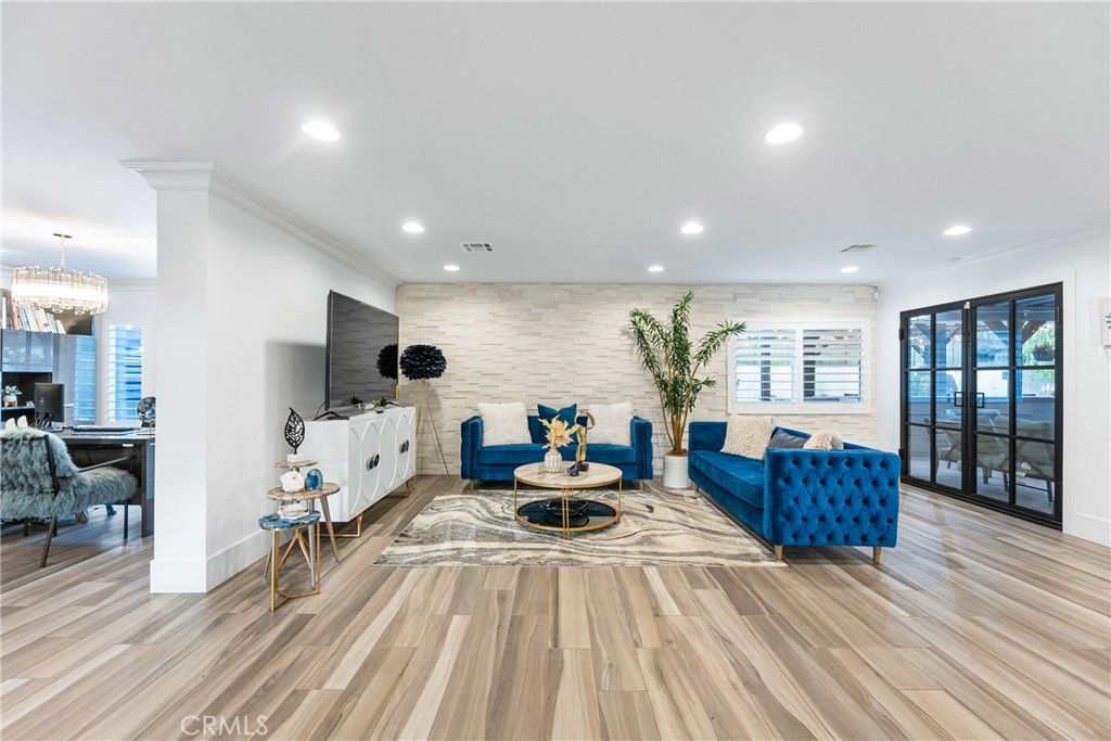listing image 130727315537433346018