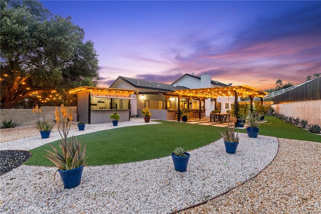 listing image 130725379754690885337