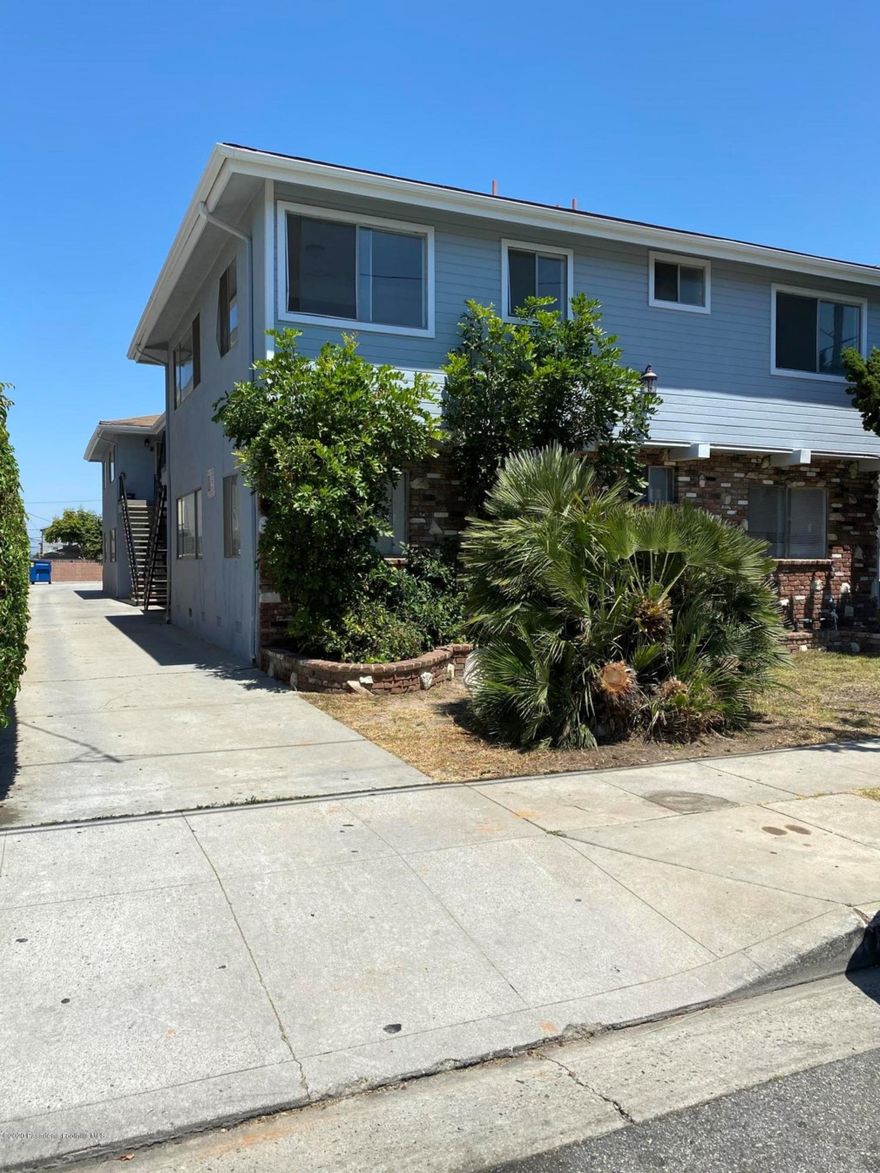 cute apt, clean/ parking /pets welcome/ laundry in the building. Located few blocks south of the fwy 105. Only 3 blocks away from the Hawthorne  blvd strip.Call Claudia for showing 323-821-3969