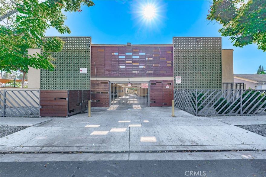 READY TO MOVE IN. For immediate rent. 2 bedroom, 1 bathroom, downstairs unit, North of Bixby Knolls in a PET FRIENDLY community. A commuter’s dream come true. Close to 710/ 91/ 405. Midway for LA or OC commuters. On-site laundry and secured 1-vehicle parking.