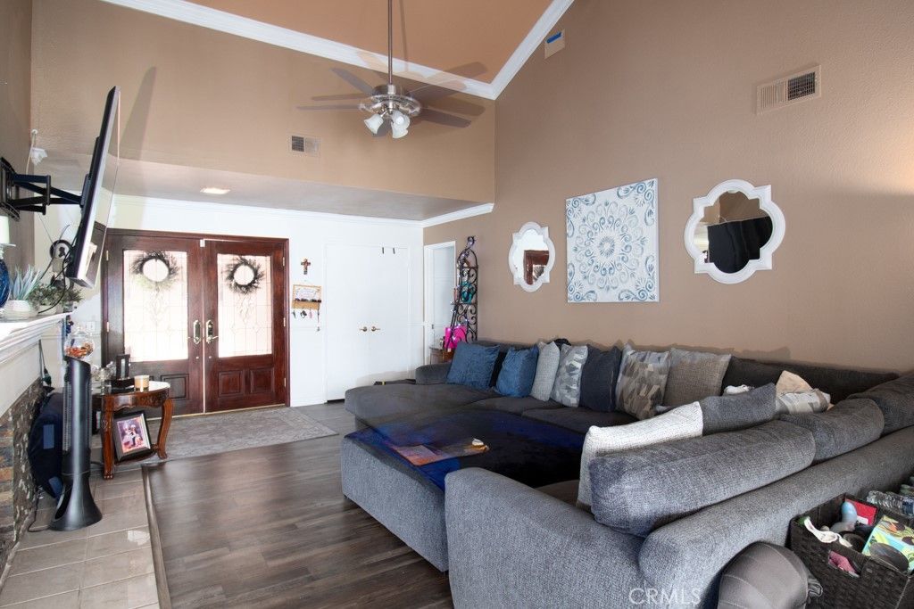 listing image 130728379941300490610