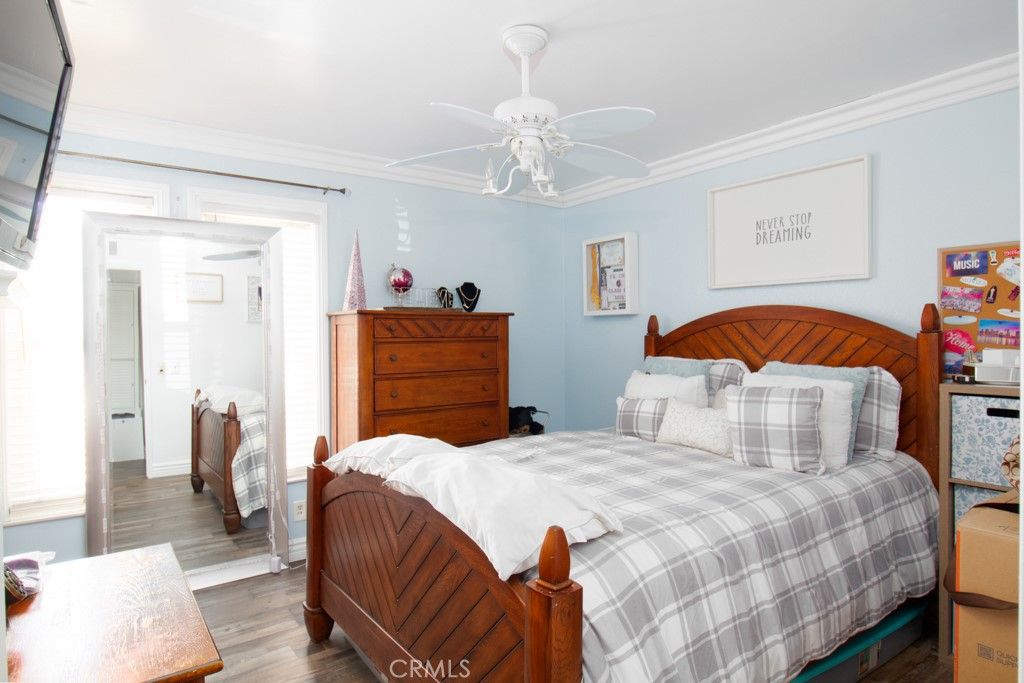 listing image 130729341768262754745