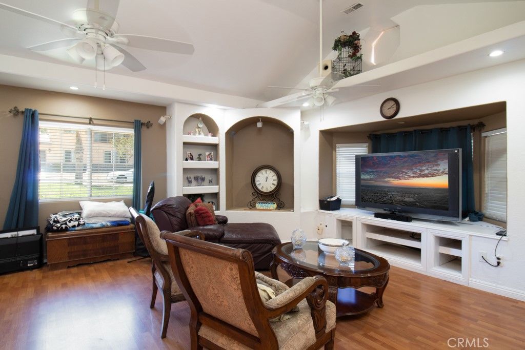 listing image 130728627844072400512