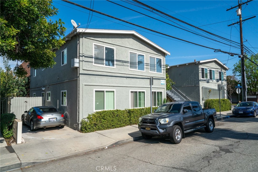 3243 E 10th Street