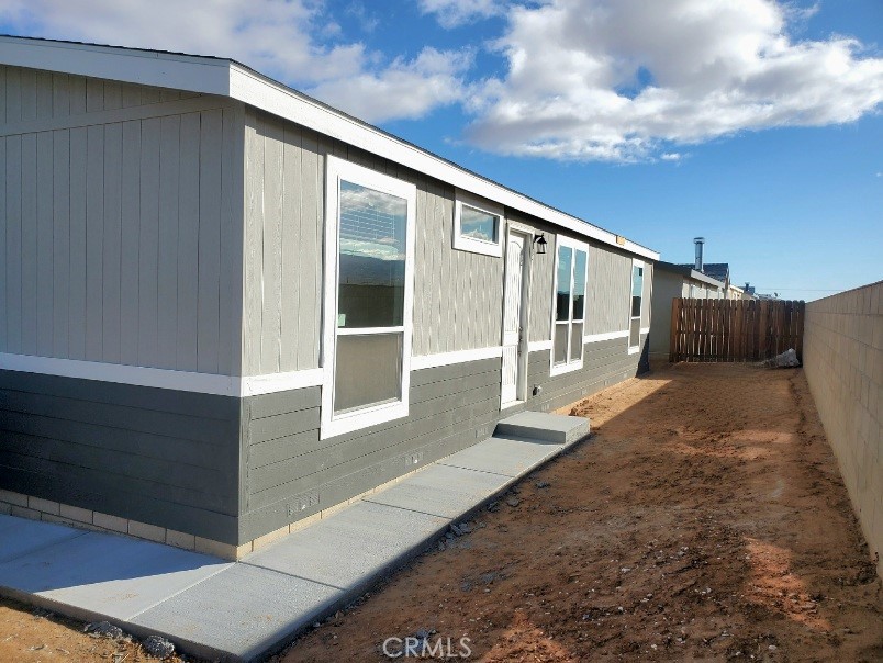 BRAND NEW NEVER BEEN LIVED IN 3 bedroom, 2 bath home with 2 CAR GARAGE. MOUNTAIN VIEW VILLAS, gated senior 55+ community. This prestigious resort style living is offering one of the final opportunities to own a brand new home to a lucky few. This manufactured home will come with a 1 year home warranty, with window treatments, quality cabinetry throughout, laminate flooring, full size fridge, microwave, dishwasher, garbage disposal, & huge single sink. This is all owner occupied homes, no renter's with park rent only $751. There is a private clubhouse pool, spa, workout room, card room, full banquet style kitchen. A doggy park is available for your fur babies and RV storage upon availability. The Jess Ranch Market Place is minutes away for major shopping and entertainment. Just approximately 90 Minutes from LA & Orange Co. DEALER HAS A PREFERRED LENDER WITH AS LOW AS 5% DOWN. SELLER WILL CREDIT 3 MONTHS FREE SPACE RENT OR MAY BUY DOWN INTEREST RATE.
Dealer#1254134, SP1578710.HOME Serial #CAV110AZ24-22052A/B