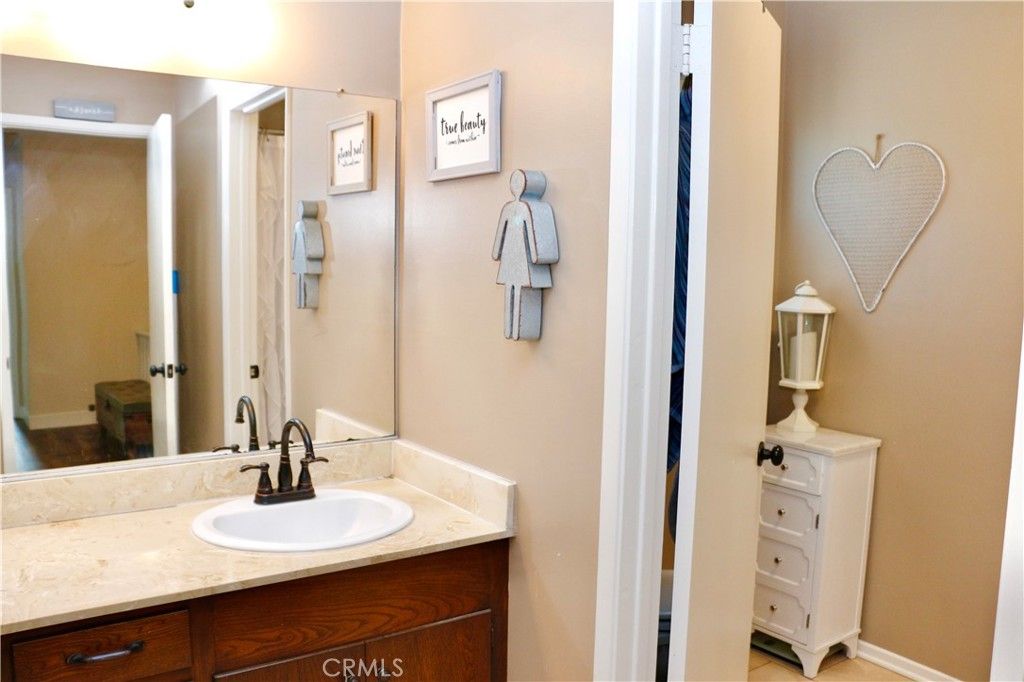 listing image 130723482503586239875