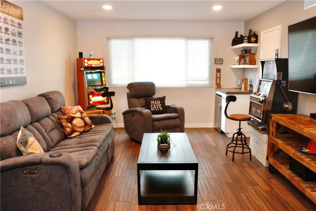 listing image 130720015782460065607