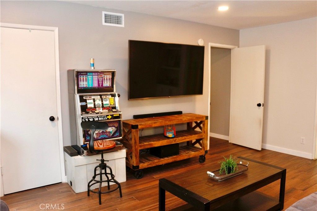 listing image 130727058558475137552