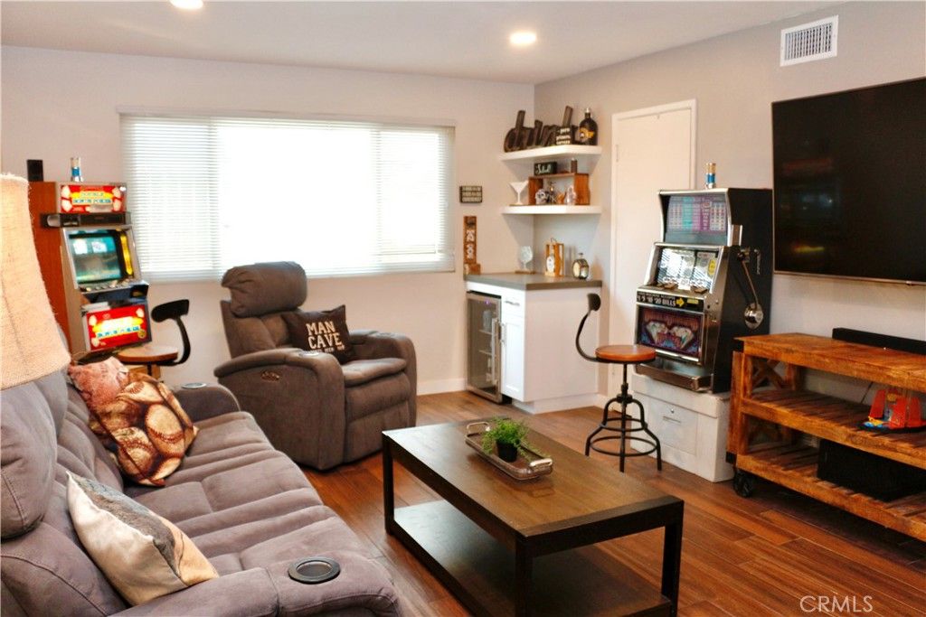 listing image 130726733428008823396