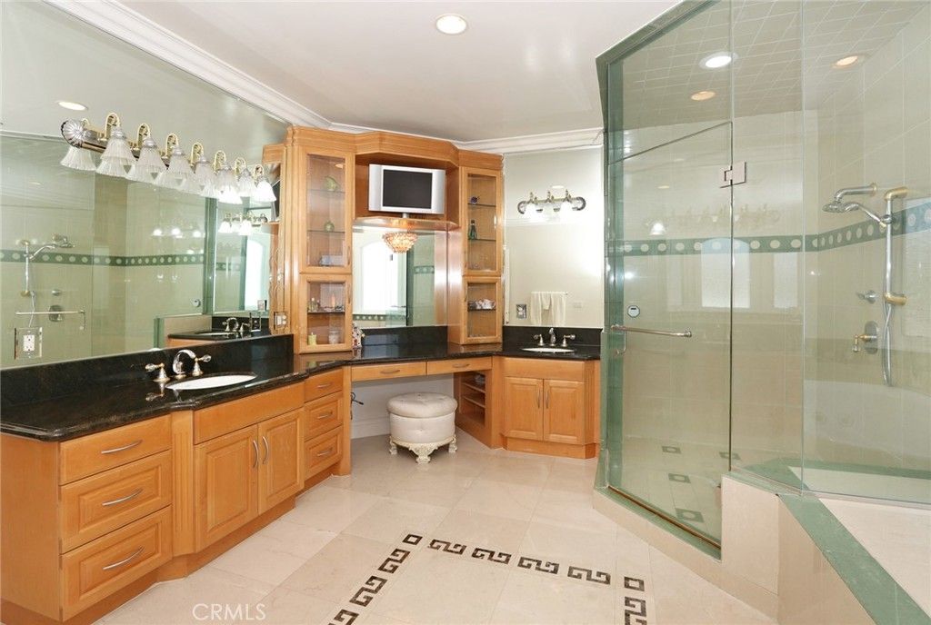 listing image 130727990089483252823